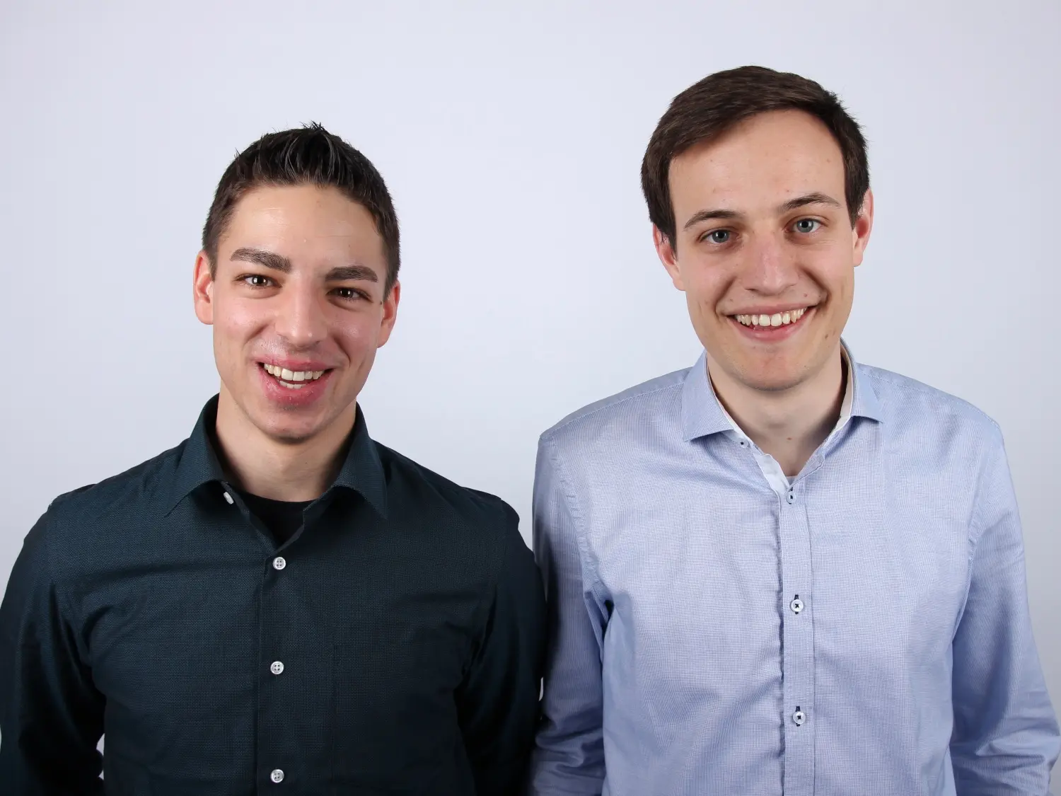 Die Elektrotechnik-Absolventen Basil Brunner (links) und Daniel Strässler haben den Sensor am Zentrum für Signalverarbeitung und Nachrichtentechnik (ZSN) entwickelt.