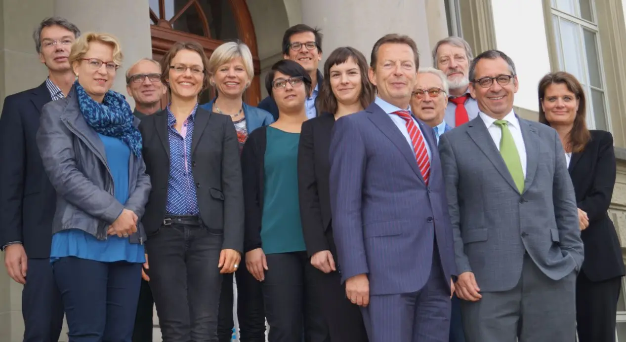 Gruppenaufnahme vor dem Technikum Winterthur vom Jahrestreffen INUAS