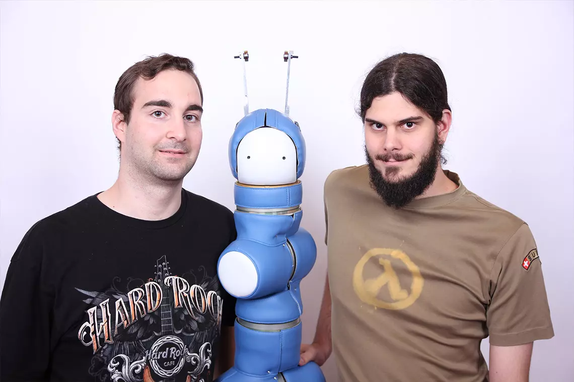 Dank Michael Suter (links) und Bruno Zimmermann erkennt ein Roboter Würstchen auf dem Grill.