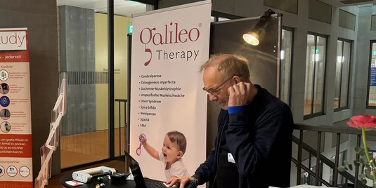 Bild vergrössern: Mann am Stand des Ausstellers Galileo Therapy