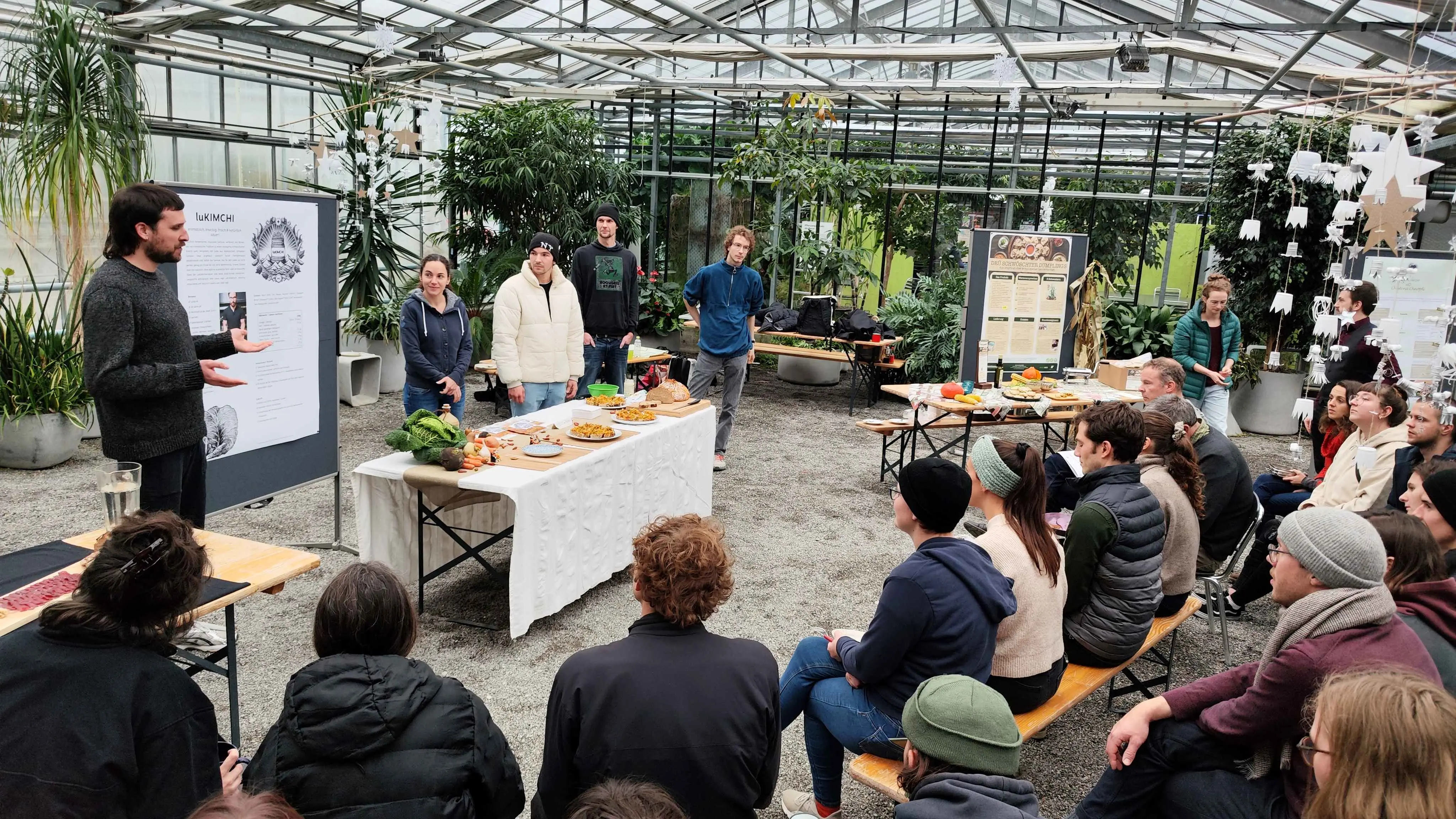 Abb. 2 Wenn es ums Essen geht, hören die Studierenden konzentriert zu (Foto: Dominik Feusi)