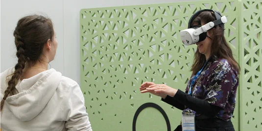 Bild vergrössern: Frau mit einer VR-Brille an