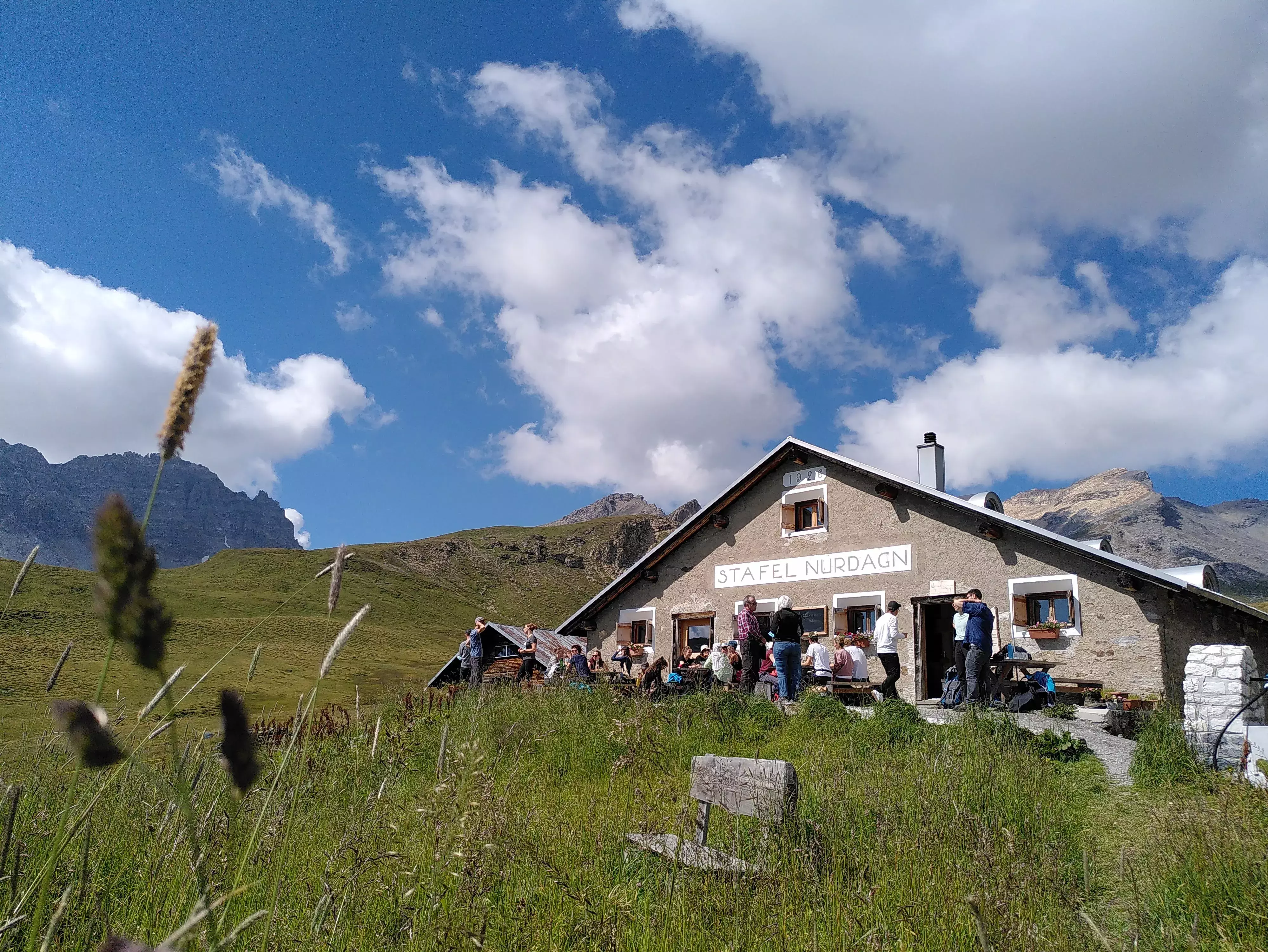 Mittagsrast auf der Alp Nurdagn.