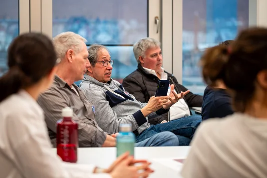 Bild vergrössern: 3 Teilnehmende beteiligen sich an Workshop