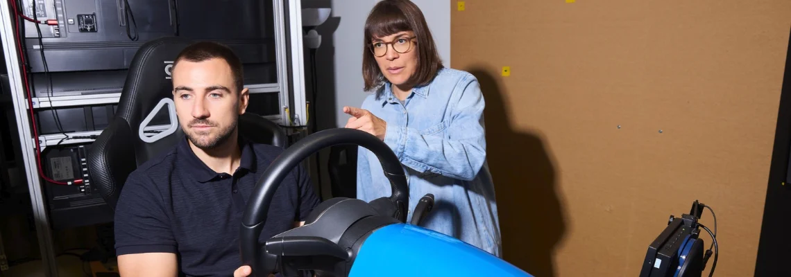 Mann am Fahrsimulator