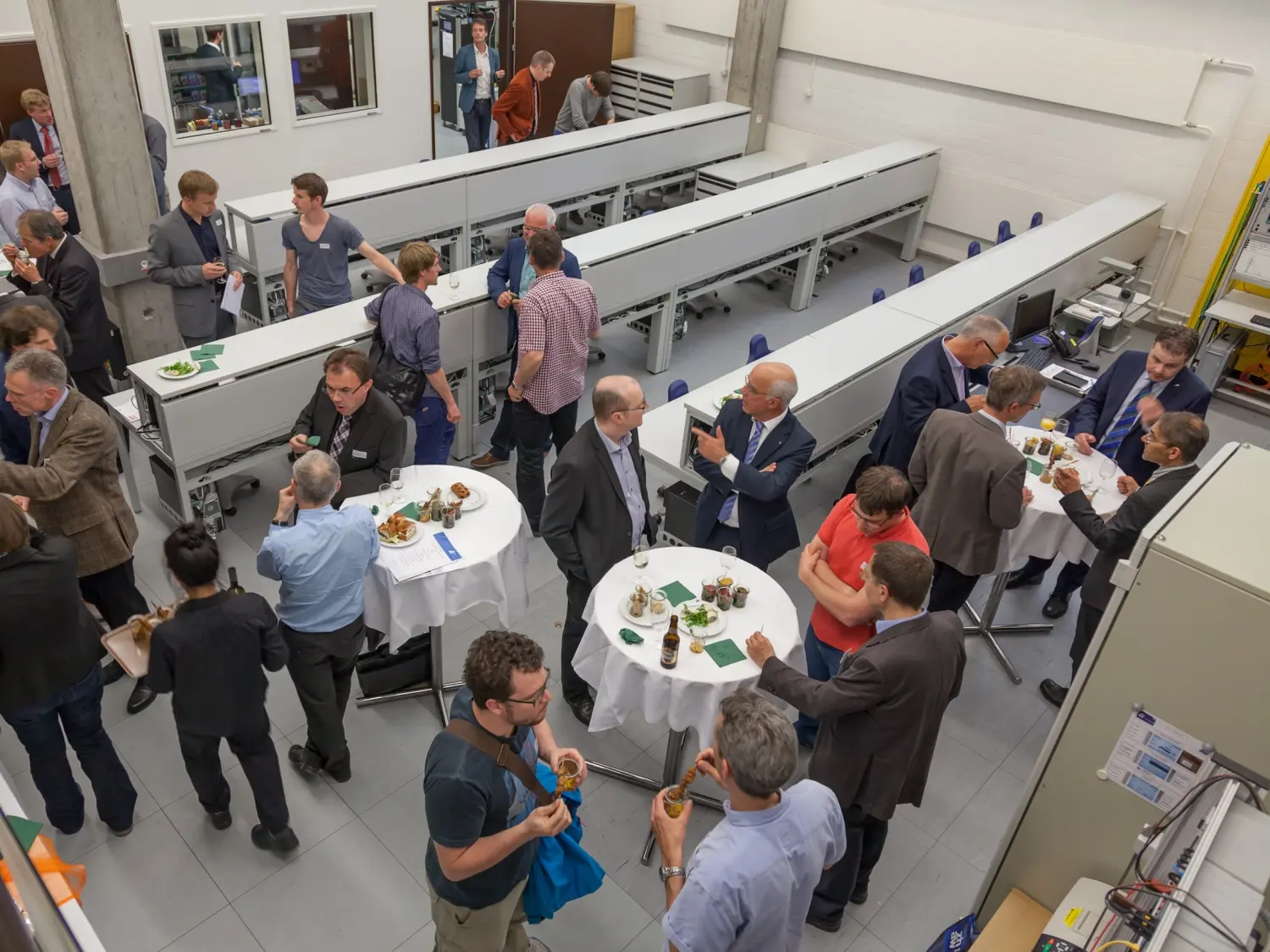 Die Eröffnungsfeier des Renewable Electrical Energy Laboratory lockte interessierte Gäste aus Forschung und Wirtschaft an.