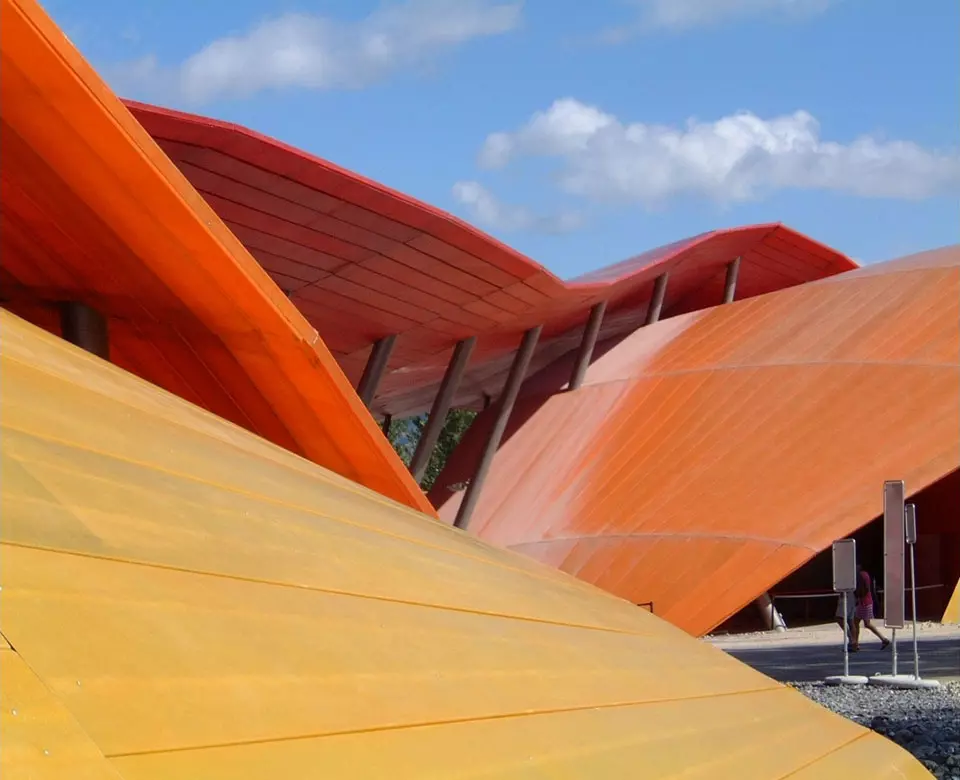 Schweizerische Landesausstellung EXPO.02 Yverdon Das Forum Soft überspannt eine Fläche von ca. 40m x 300m und verschiedene Ausstellungen. Das Dach ist aus über 24‘000 4m bis 12m langen Elementen zusammengesetzt. Dabei wurden rund 200‘000kg Glasfase