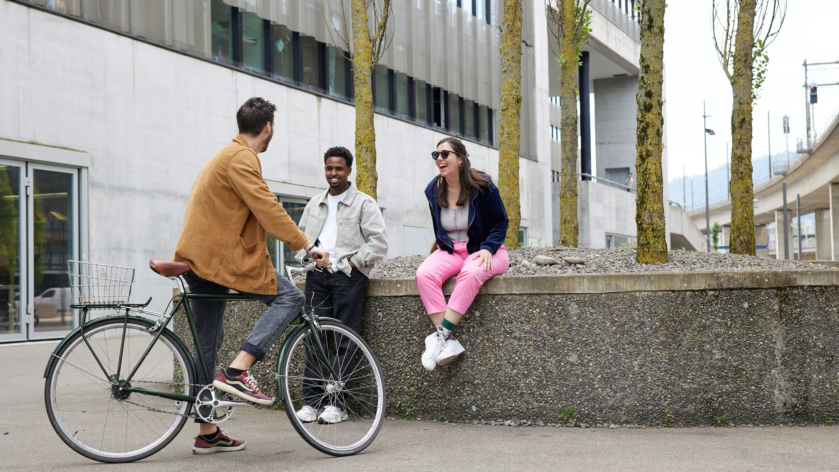 Studierende unterhalten sich draussen auf dem Campus Toni-Areal.