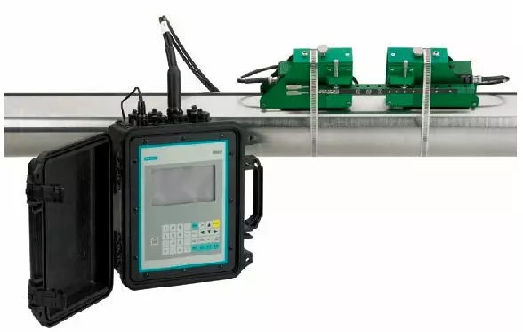 Die Abbildung zeigt die Apparatur, mit welcher die nicht-invasive Volumenstrommessung vollzogen werden kann. 