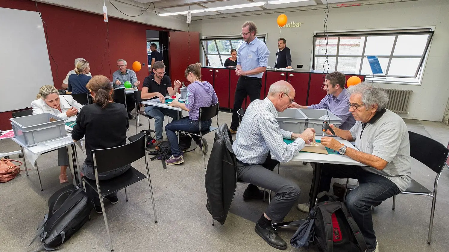 Im Kugelschreiberhalter-Workshop entstehen viele originelle Kugelschreiberhalter