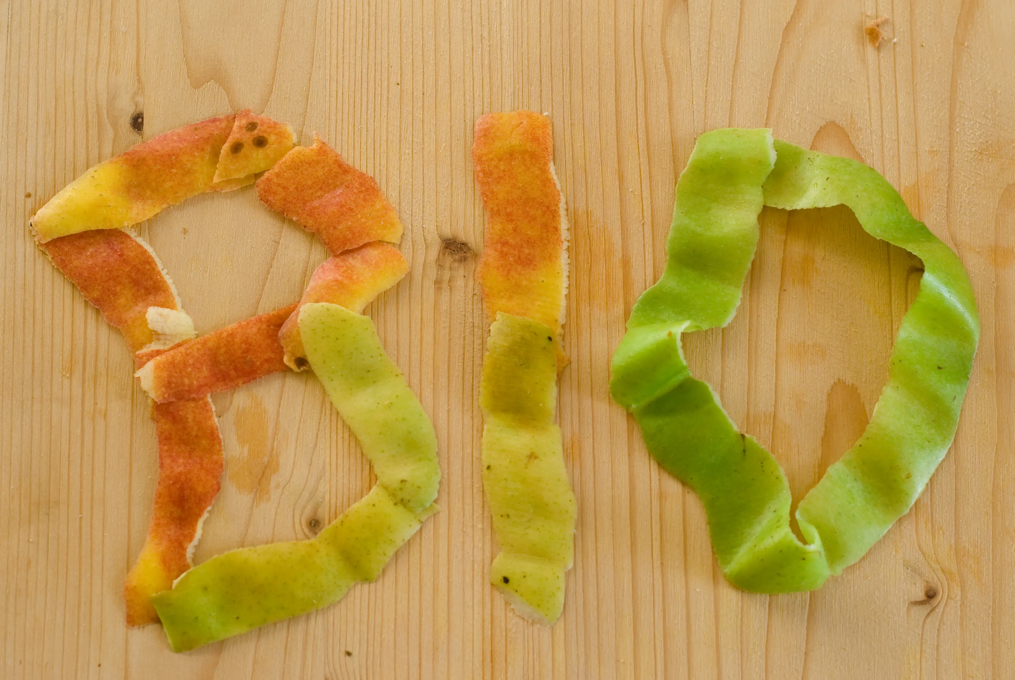Symbolbild: Schriftzug "BIO" gebildet aus Obstschale