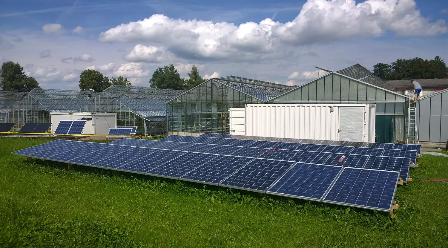 Photovoltaik Versuchsanlage mit Testaufbau auf dem Campus der ZHAW Wädenswil. Vergrösserte Ansicht.