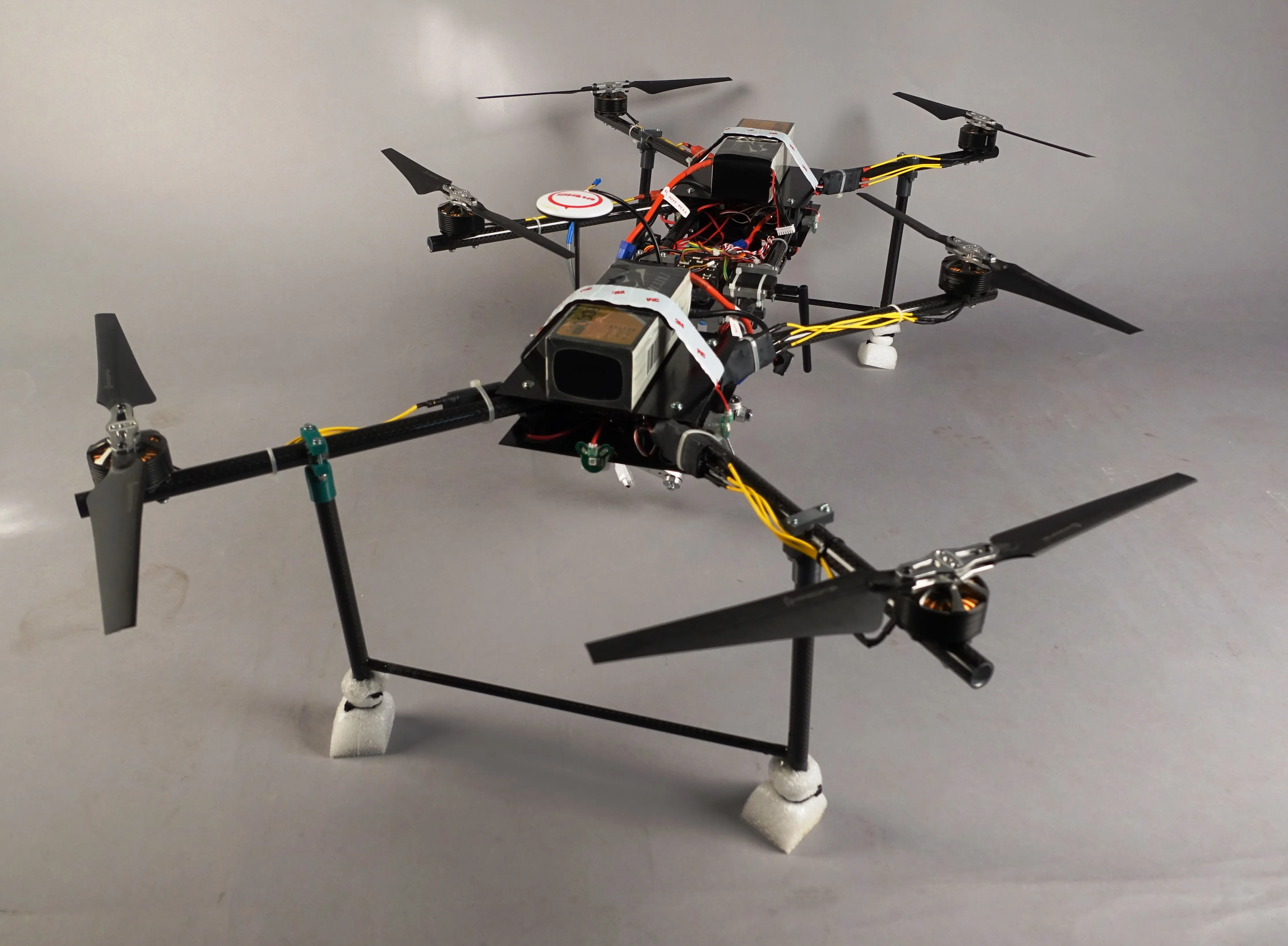Der entwickelte Hexacopter kann bis zu 2 kg Gewicht zuladen und fliegt 30 Minuten lang.