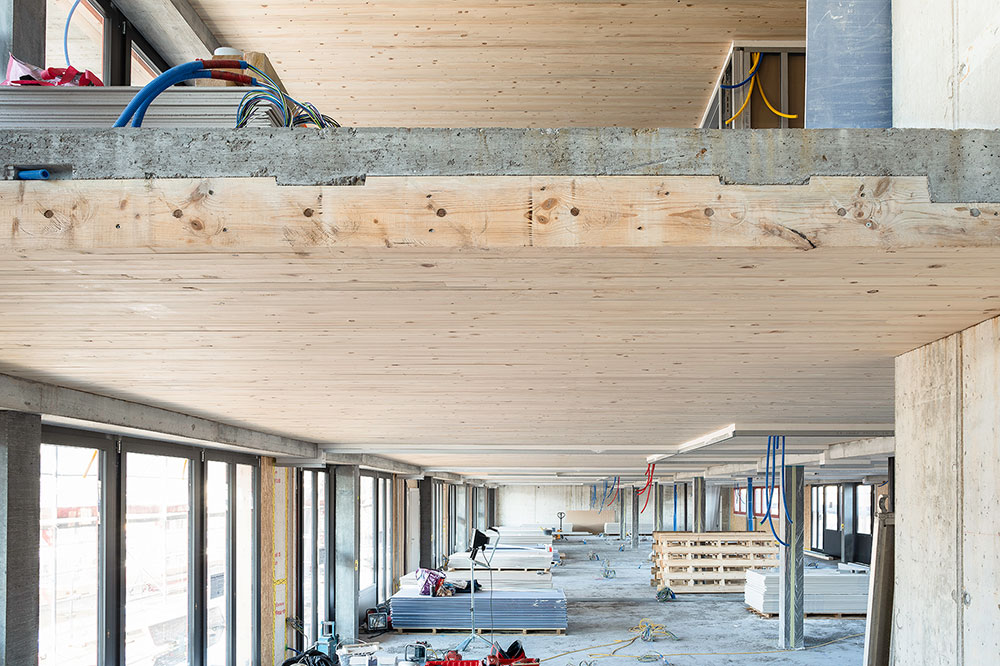 Die gewählte Holz-Beton-Verbund-Konstruktion (HBV) besteht aus Bresta Brettstapel-Vollholz-Elementen (16cm stark) und einem Überbeton (12cm stark)