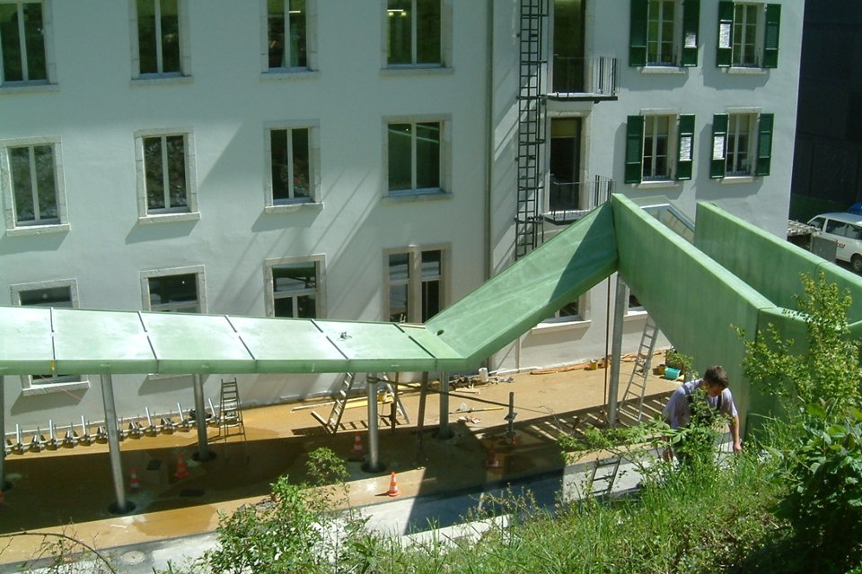 Passerelle Magglingen (PSM-Modul) Das Dach der Hotelvorfahrt und die Fussgängerbrücke bilden ein Ensemble aus gefalteten Platten.