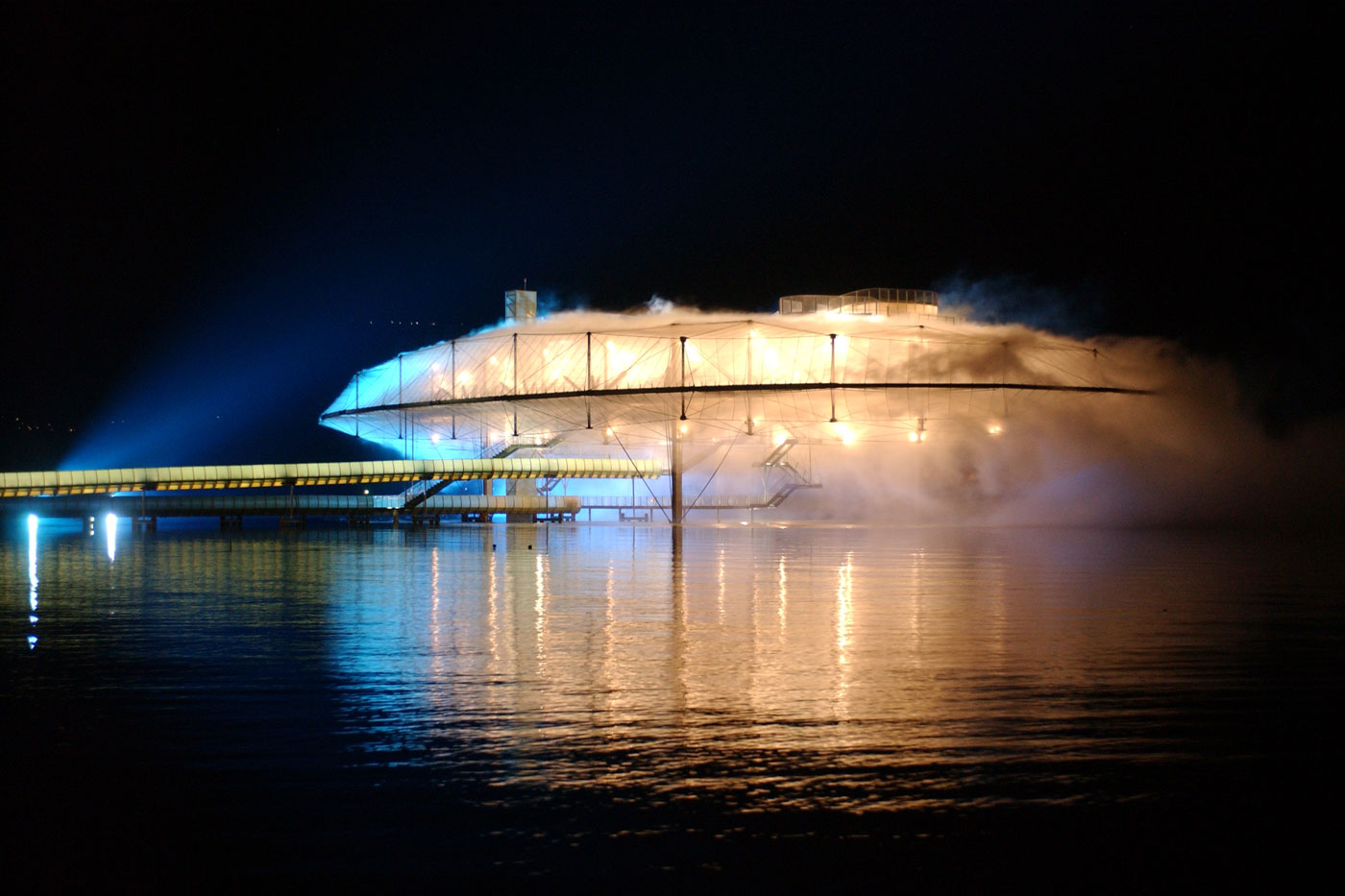 Schweizerische Landesausstellung EXPO.02 Yverdon  Dank der Leuchten zwischen den zwei Zwillingsträgern der Brücke verwandelten sich die Brücken in der Nacht in Leuchtkörper. Im Bild sind die Leuchten der hinteren Brücke ausgeschaltet.
