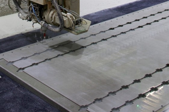 Die Rohplatten werden im CNC Zentrum projektspezifisch zugeschnitten, gefräst und die Oberflächen bearbeitet.