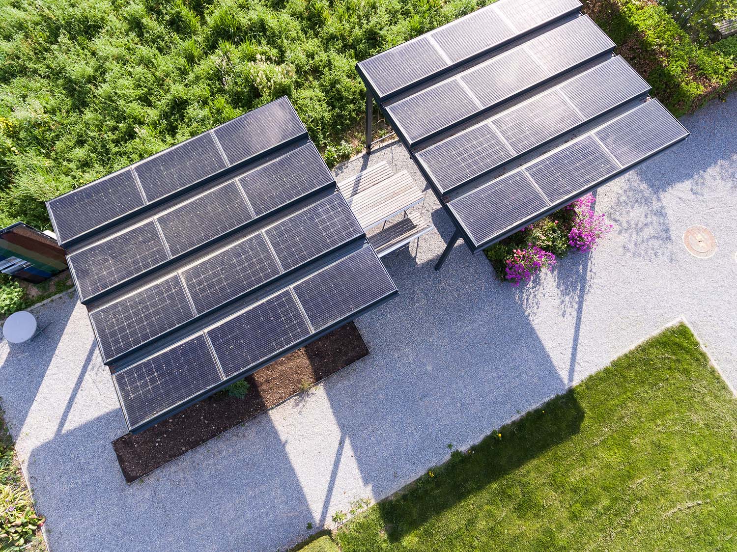 Seating with a solar roof in the gardens on the Grüental campus