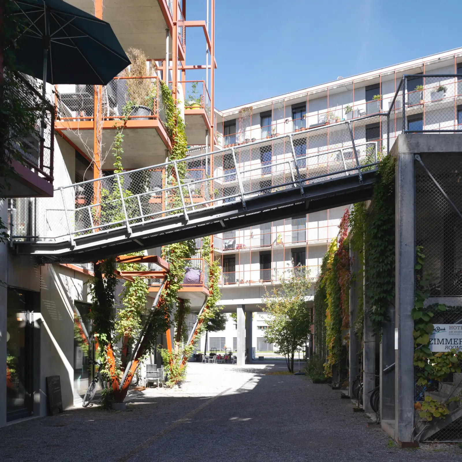 Eine Brücke führt zur Terrasse auf der Velogarage im Herzen des Quartiers
