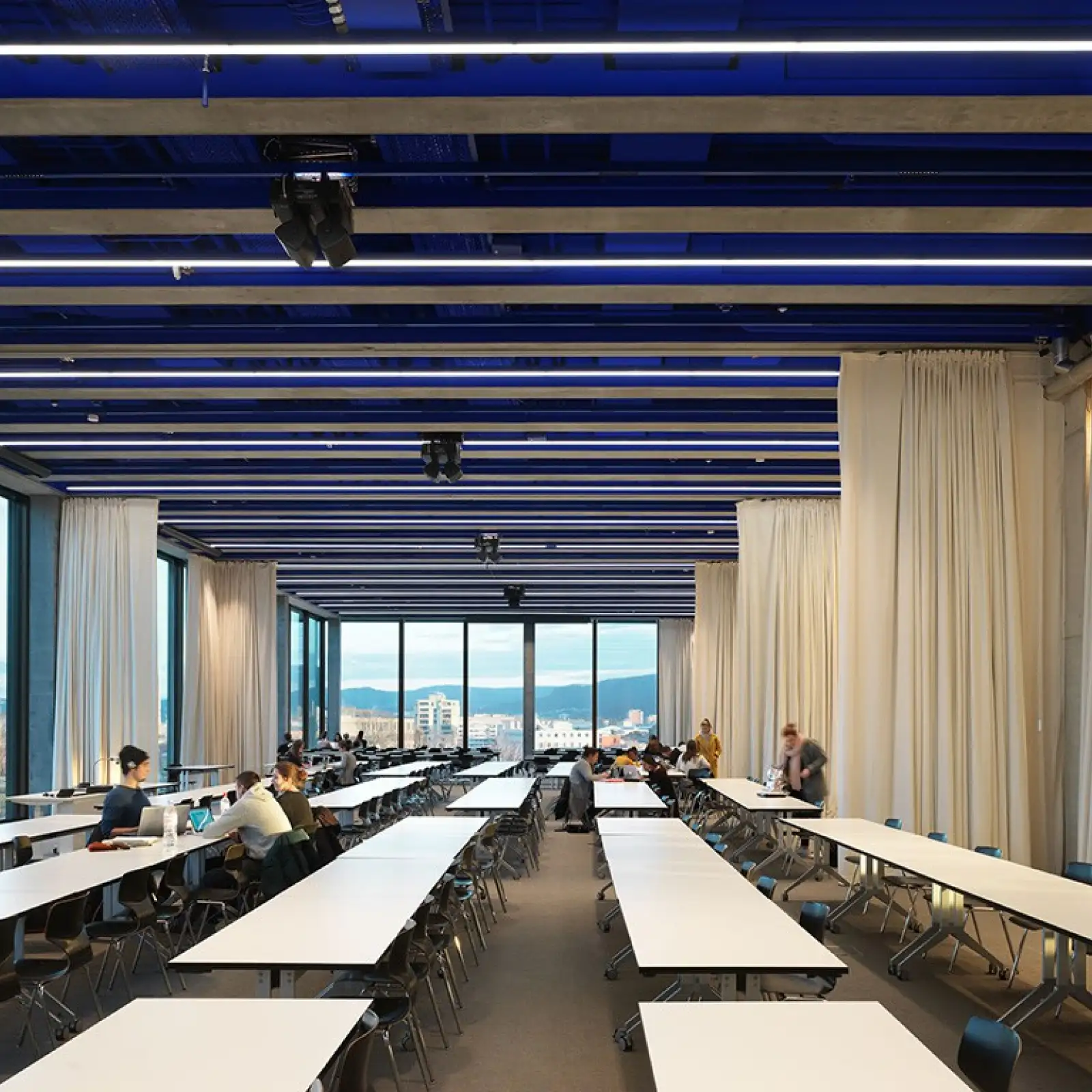 Studierende des Instituts Architektur finden im 11. Obergeschoss eine angenehme Arbeitsumgebung vor.