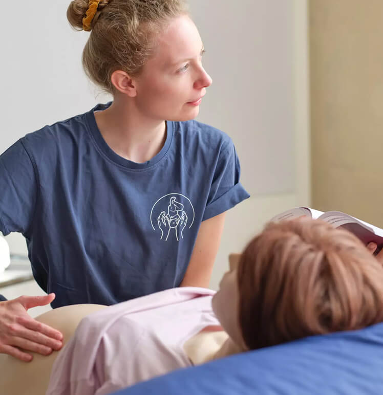 Patientin mit Physiotherapeutin bei einer Übung