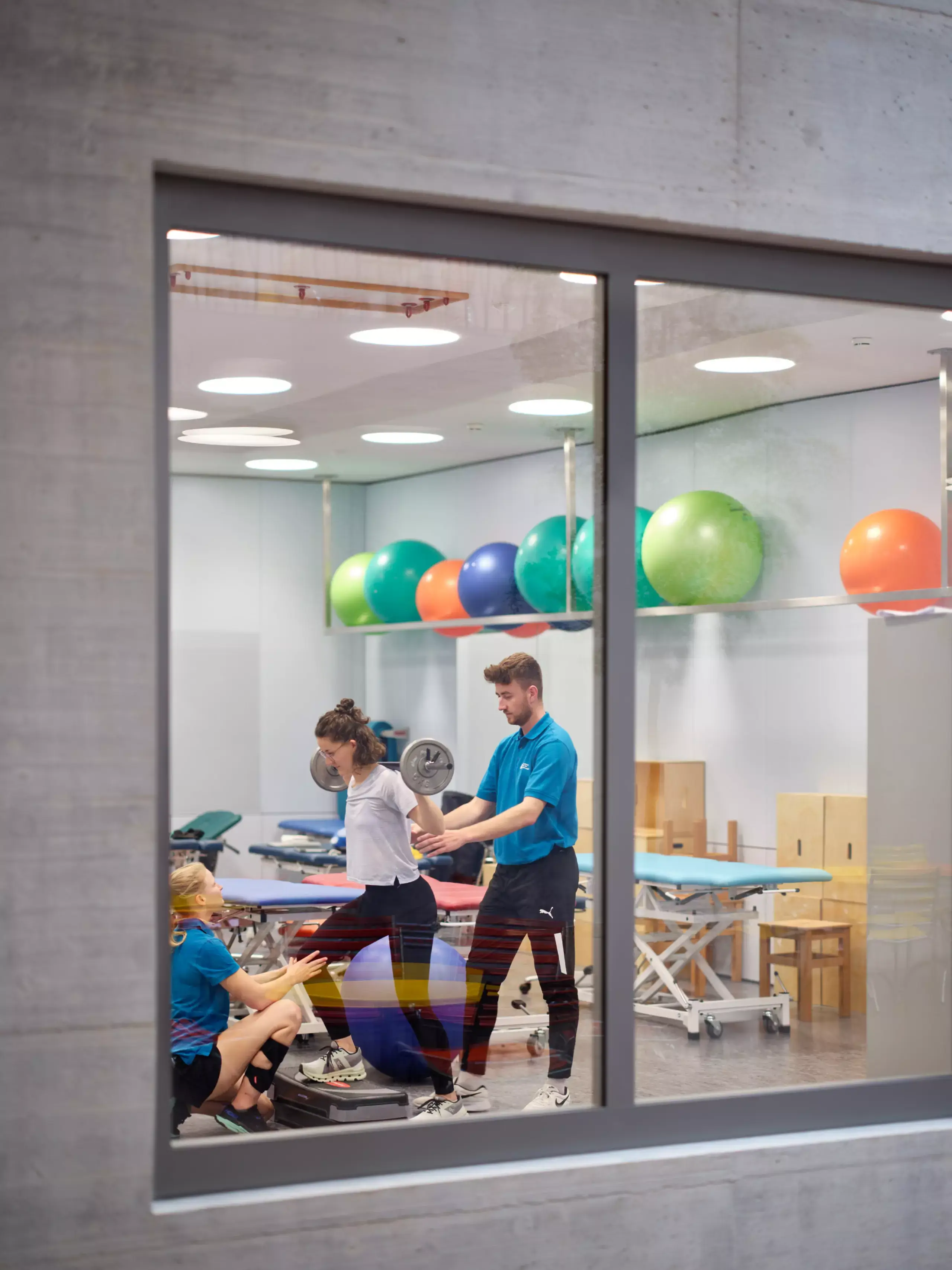 Patientin mit Physiotherapeutin bei einer Übung