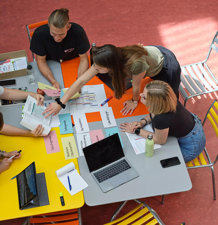 Studierende beim Lernen in einer Gruppe