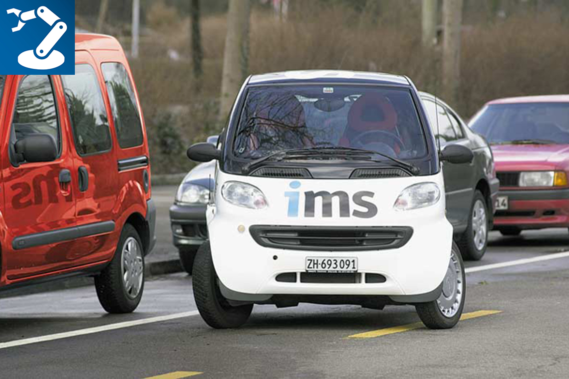Einparkendes SmartParking-Testfahrzeug