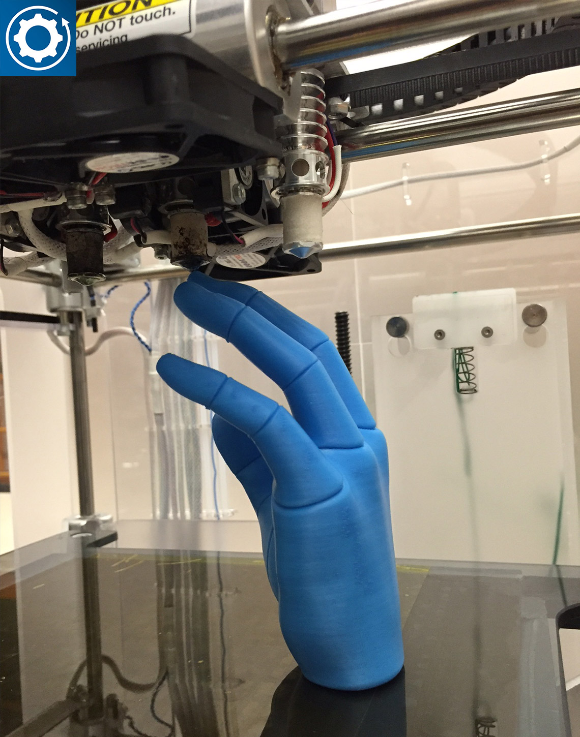 Handprothese während der Herstellung im 3D-Drucker.