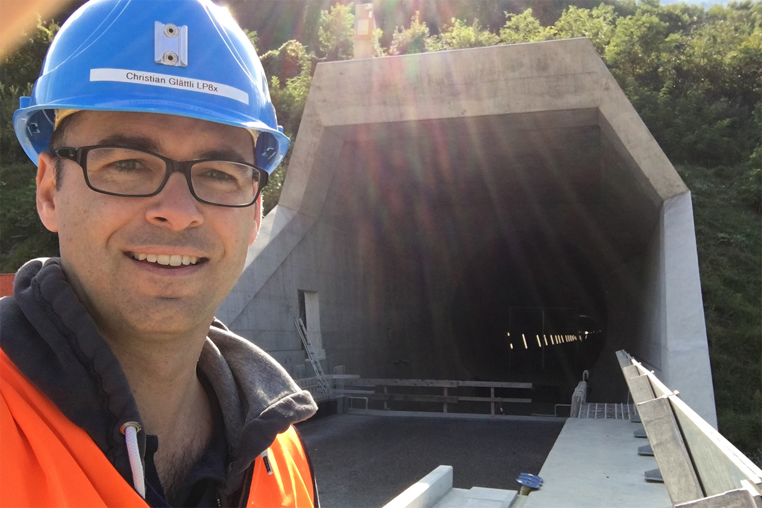 Ist bereits im nächsten Projekt angekommen: Christian Glättli vor dem Nordportal des Ceneri Basistunnels.