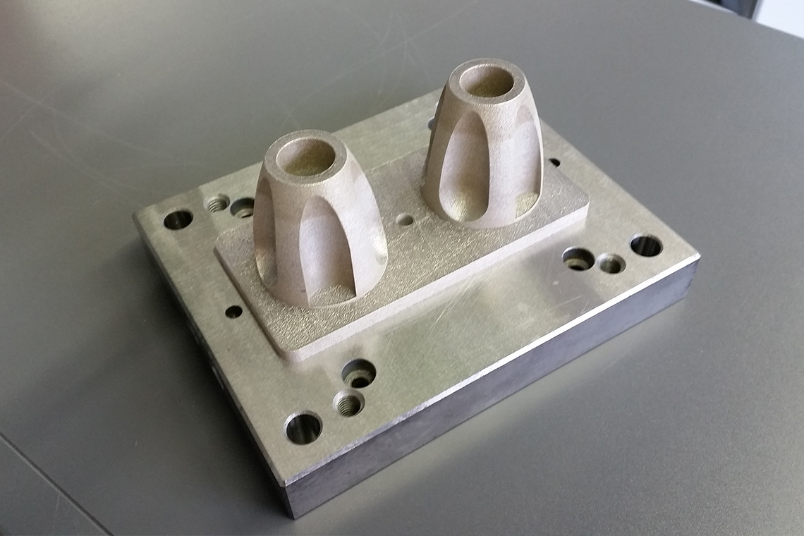 Additive manufactured injection moulding tool with conformal cooling