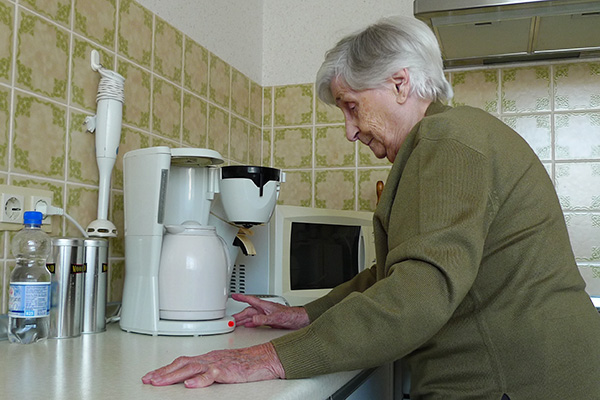 Alte Frau in ihrer Küche