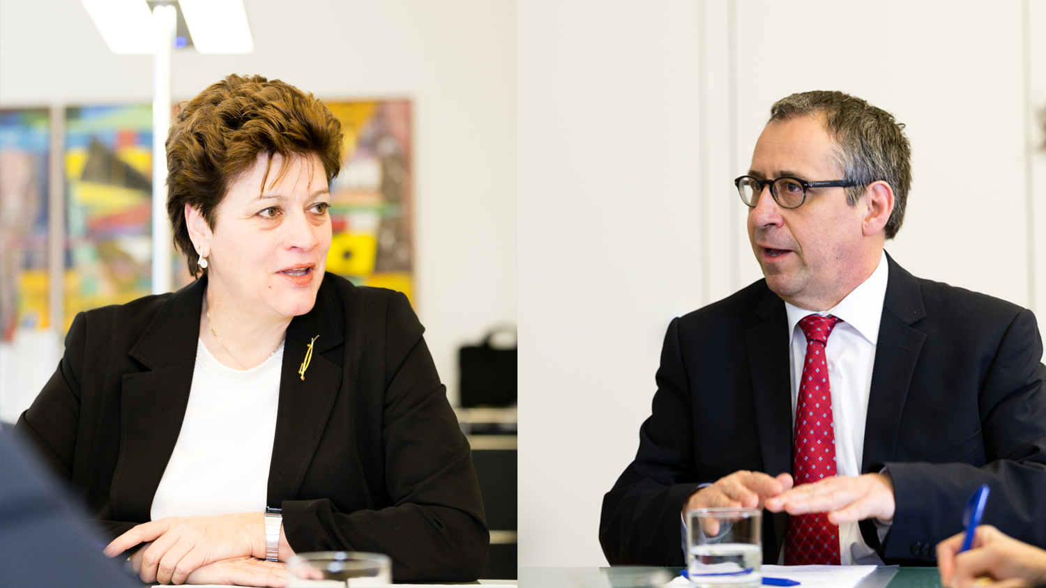 Bildungsdirektorin Silvia Steiner und ZHAW-Rektor Jean-Marc Piveteau sitzen am Tisch, im Gespräch für das Impact-Magazin.