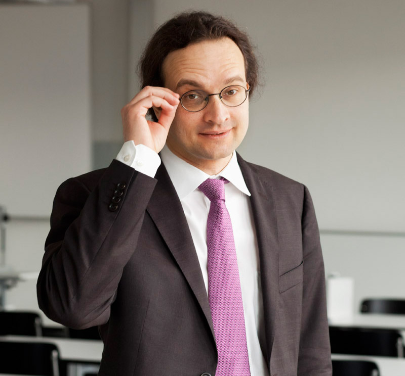 Porträt von Peter Schwendner stehend in Unterrichtsraum