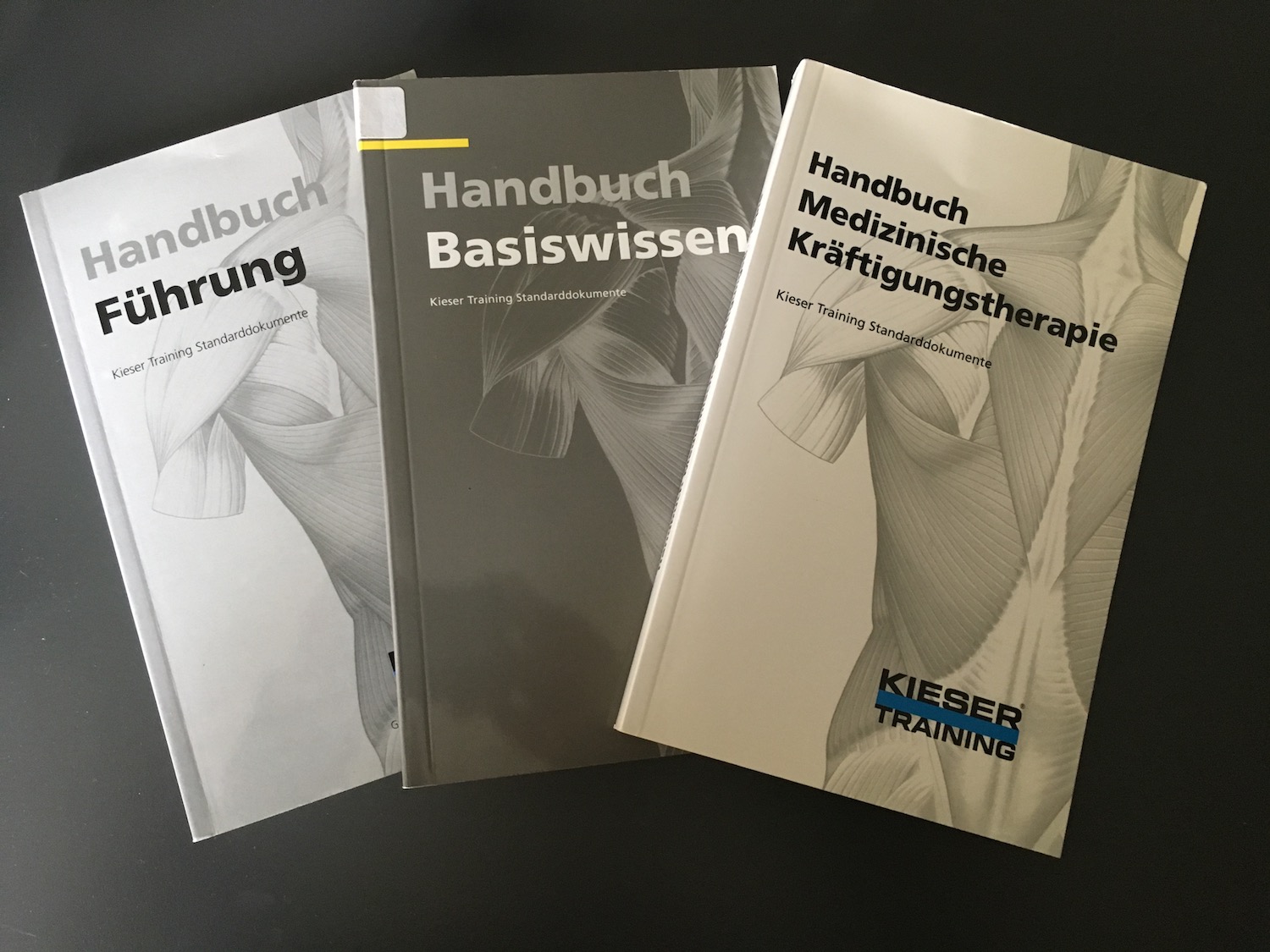 Drei Handbücher von Werner Kieser über Basiswissen, Training und Führung
