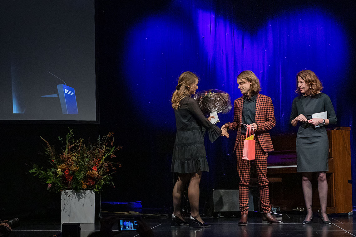 Bild des Preisträgers Nils Hänggi an der Diplomfeier des BA Kommunikation 2019