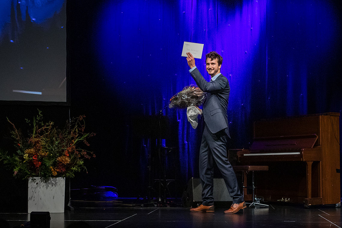Bild des Preisträgers Luca Passerini an der Diplomfeier des BA Kommunikation 2019