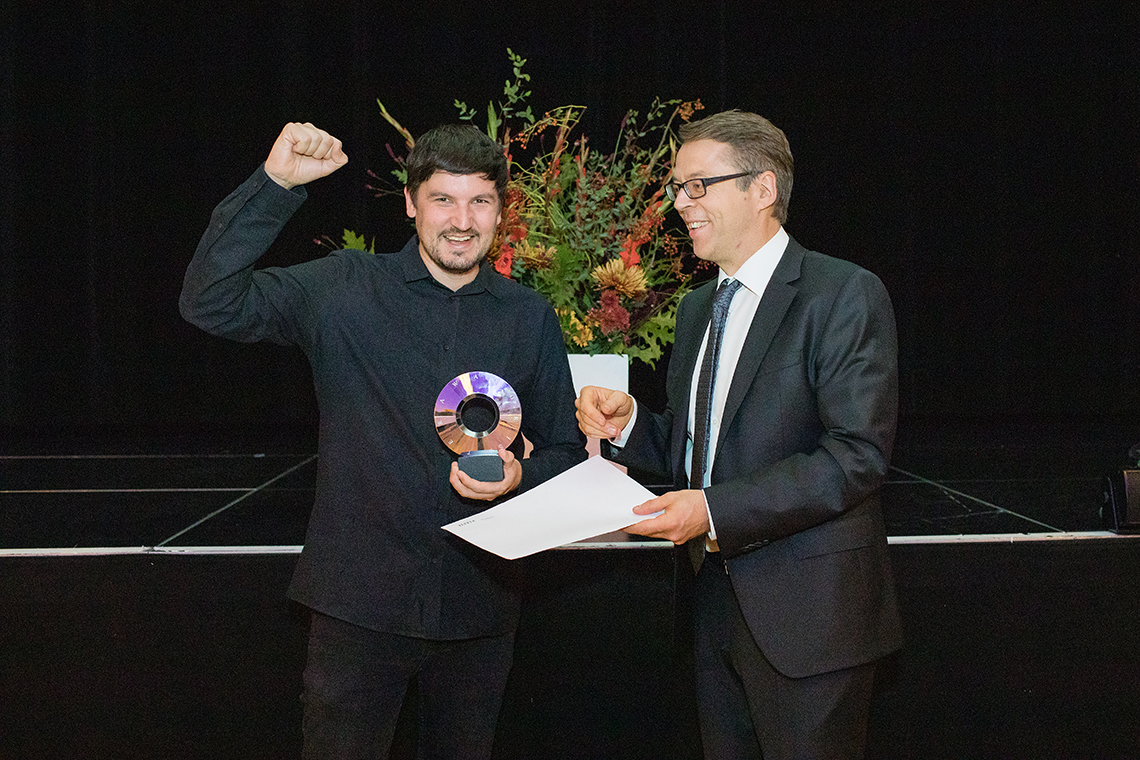 Bild des Preisträgers Reto Meierhofer an der Diplomfeier des BA Kommunikation 2019