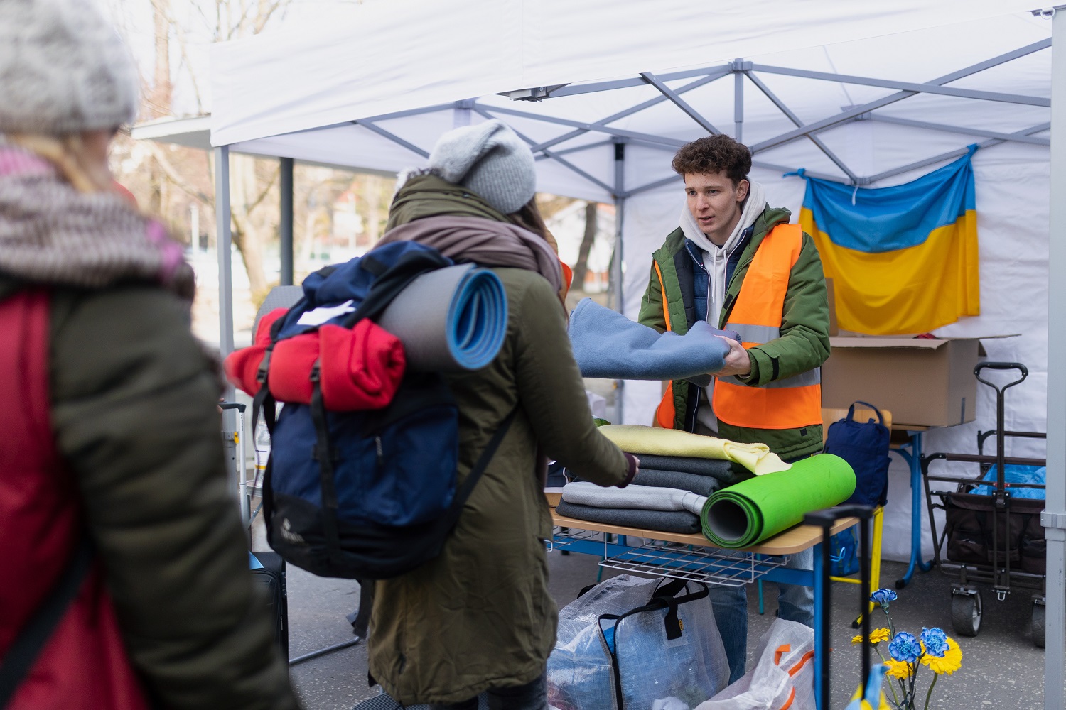 Helfende nehmen Flüchtlinge aus der Ukraine in Empfang und versorgen sie mit dem Nötigsten.