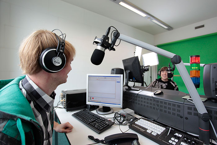 Studierende im Radiostudio