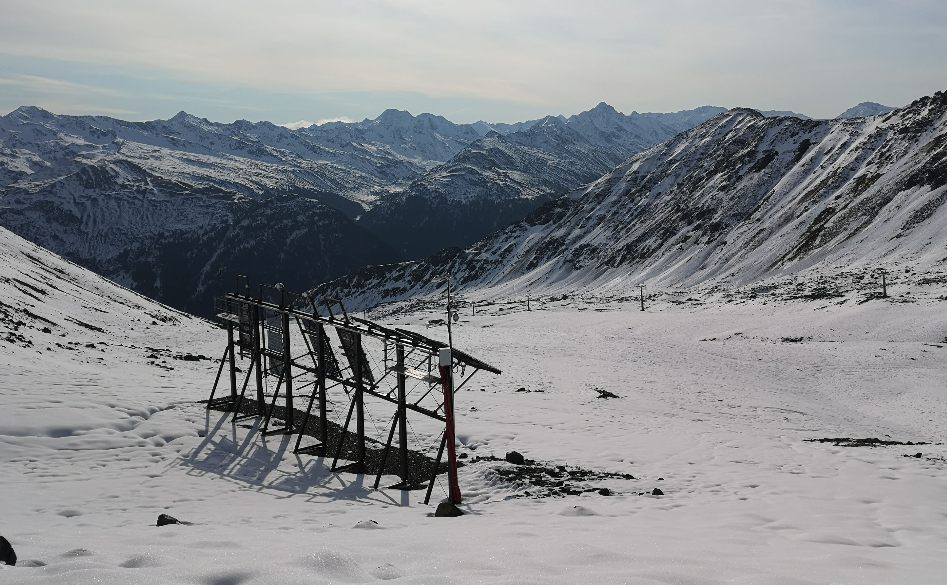 Solar-Testanlage Davos mit Schnee und Sicht nach Südosten