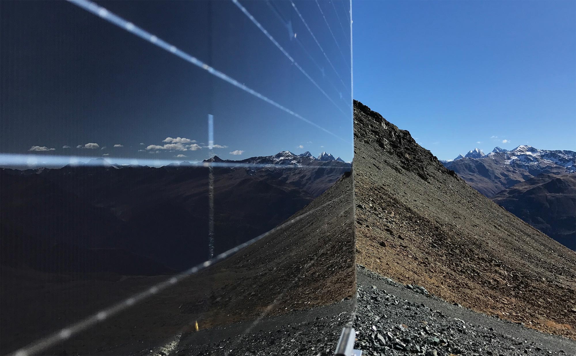 Solar-Testanlage Davos mit Reflexion der Alpen