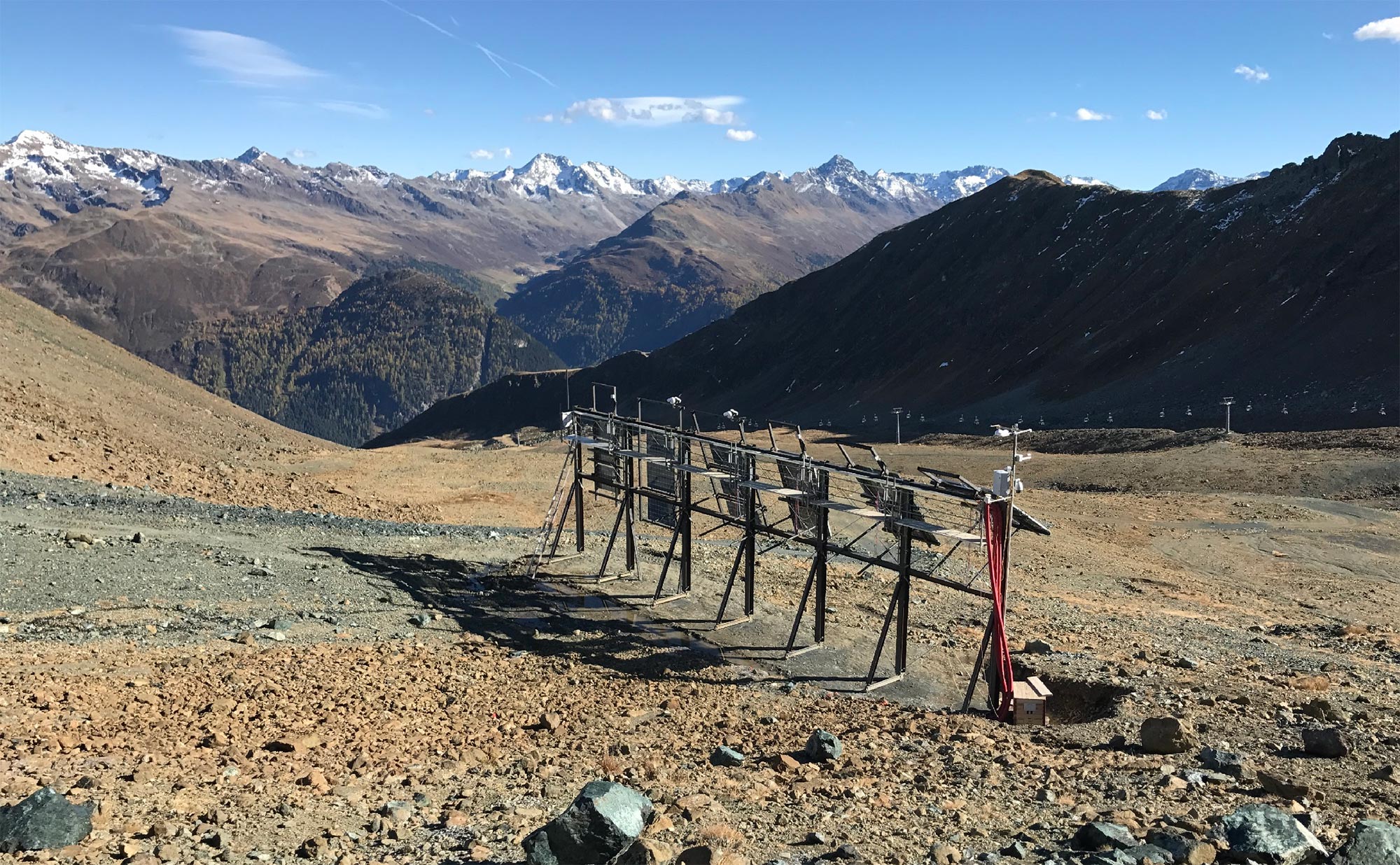 Solar-Testanlage Davos mit Blick auf die Alpen im Südosten