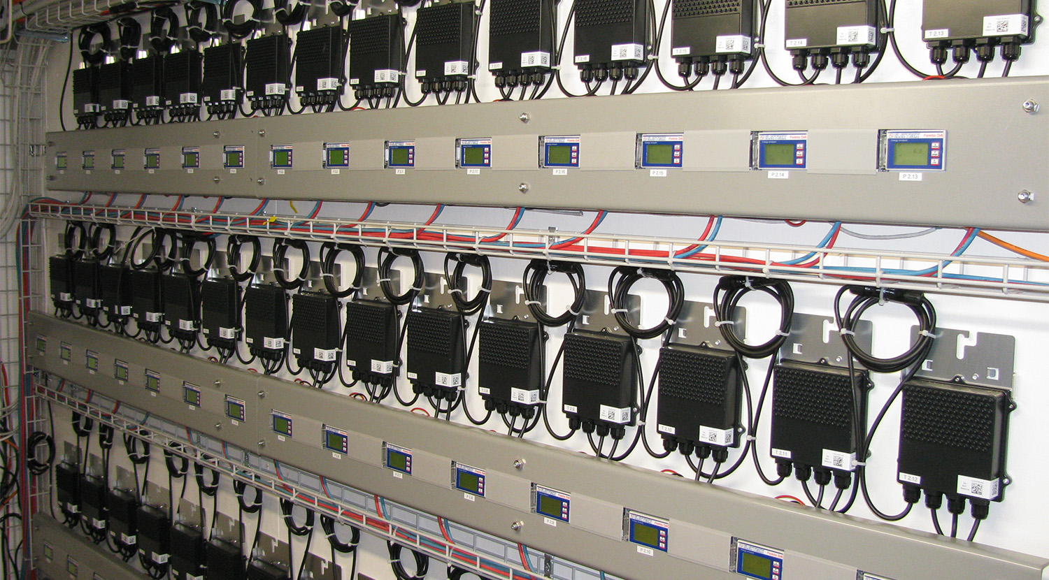 Leistungsoptimierer der 44 PV-Module mit Energiemeter im Container der Photovoltaik Testanlage Walensee. Vergrösserte Ansicht.
