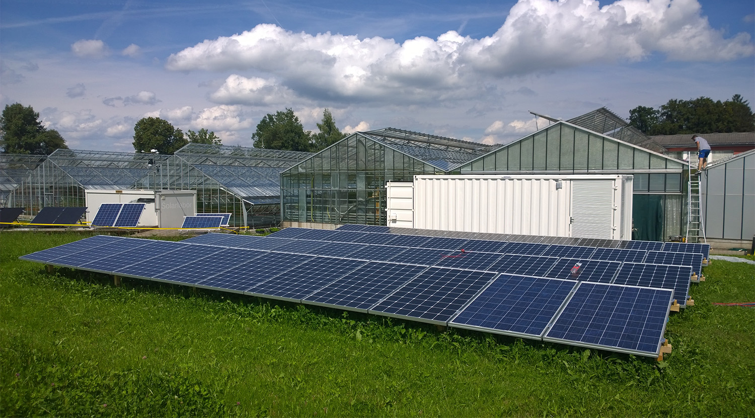 Photovoltaik Versuchsanlage mit Testaufbau auf dem Campus der ZHAW Wädenswil. Vergrösserte Ansicht.