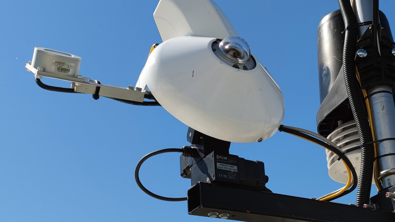 Zweiachsiger Einstrahlungstracker, der im Rahmen einer Bachelorarbeit im Jahr 2020 gebaut und programmiert wurde. Der Tracker kann innert kurzen Zeitabständen verschiedene Neigungswinkel und Ausrichtungen anfahren und die Einstrahlung messen. Dadurch verkleinert sich der Material- und Installationsaufwand für Messungen in verschiedenen Richtungen und Neigungen enorm.