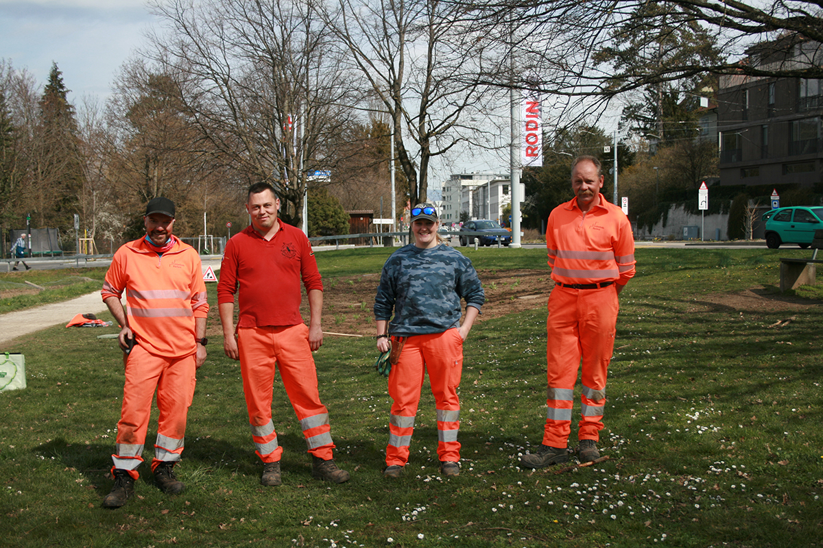 Geschafft, das motivierte Gärtnerinnenteam vor der bepflanzten Fläche, Bild: Doris Tausendpfund