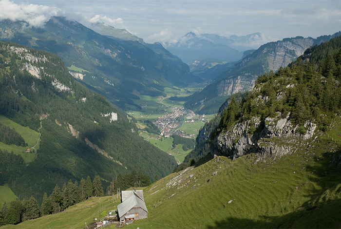 Foto von Landschaft; Blick vom Untersaum über das Muotatal. Bild: Peter Marty