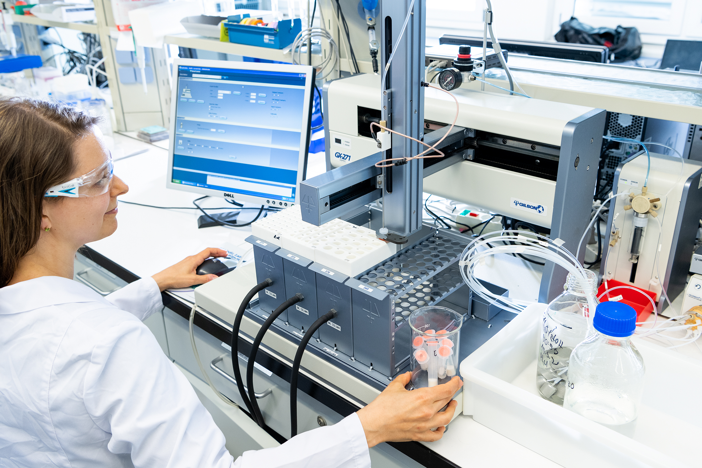 Frau vor technischem Gerät