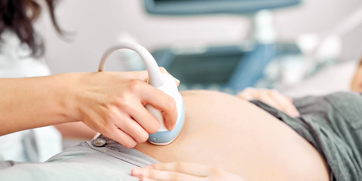 Ultraschalluntersuchung bei einer schwangeren Frau.